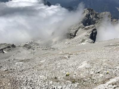 Discesa su gravone sotto forcella Bassa del Col Nudo