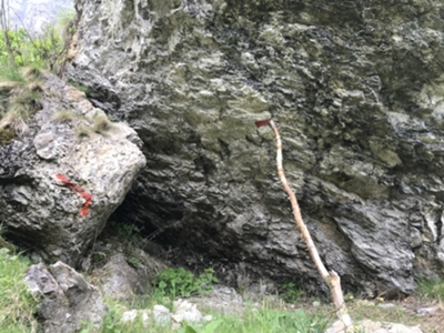 antro alla fine del bosco lungo la pala di Giaveid