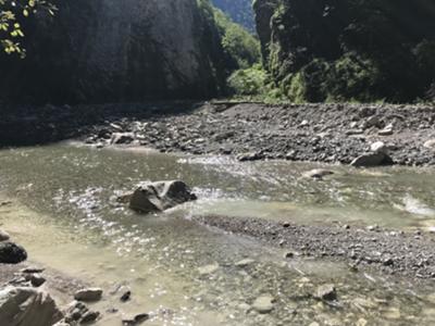 secondo guado del torrente Vajont: anche qui tocca bagnare i piedi