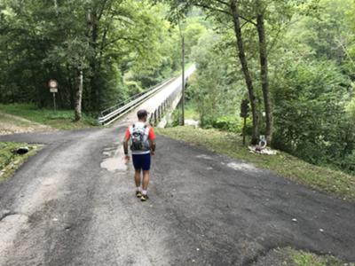 Inizio sentiero CAI 975 nei pressi del ponte sul torrente Ledron