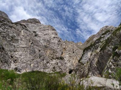 Landres negres: la grotta all'apice della val Chialedina